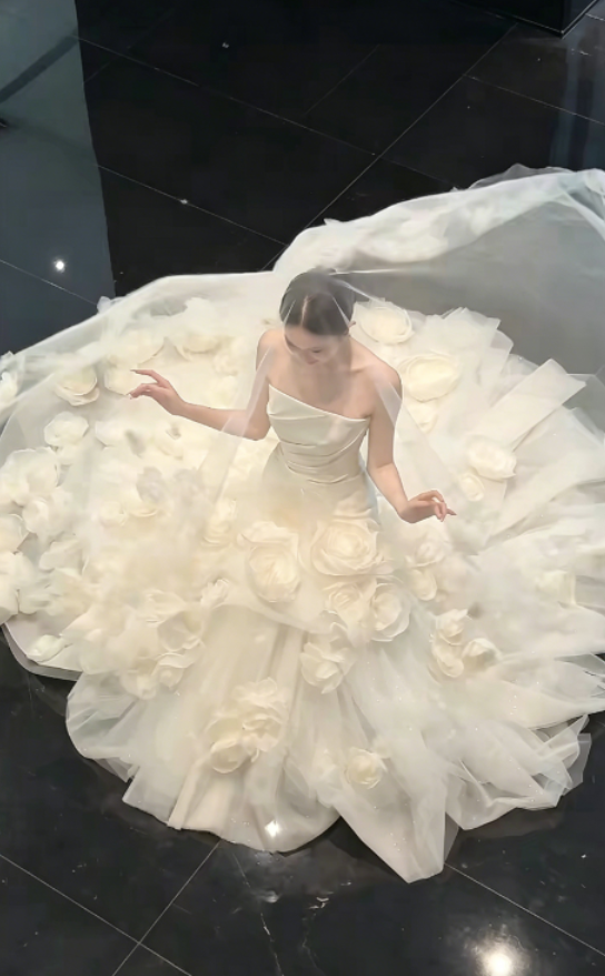 Fascinating Strapless Handmade Flowers Wedding Dress Satin Tulle Mermaid Bridal Dress GG6282