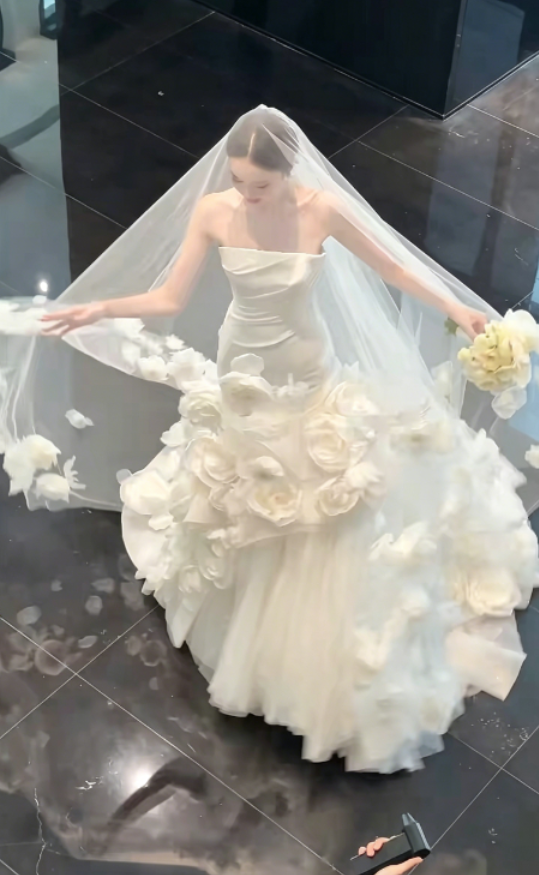 Fascinating Strapless Handmade Flowers Wedding Dress Satin Tulle Mermaid Bridal Dress GG6282