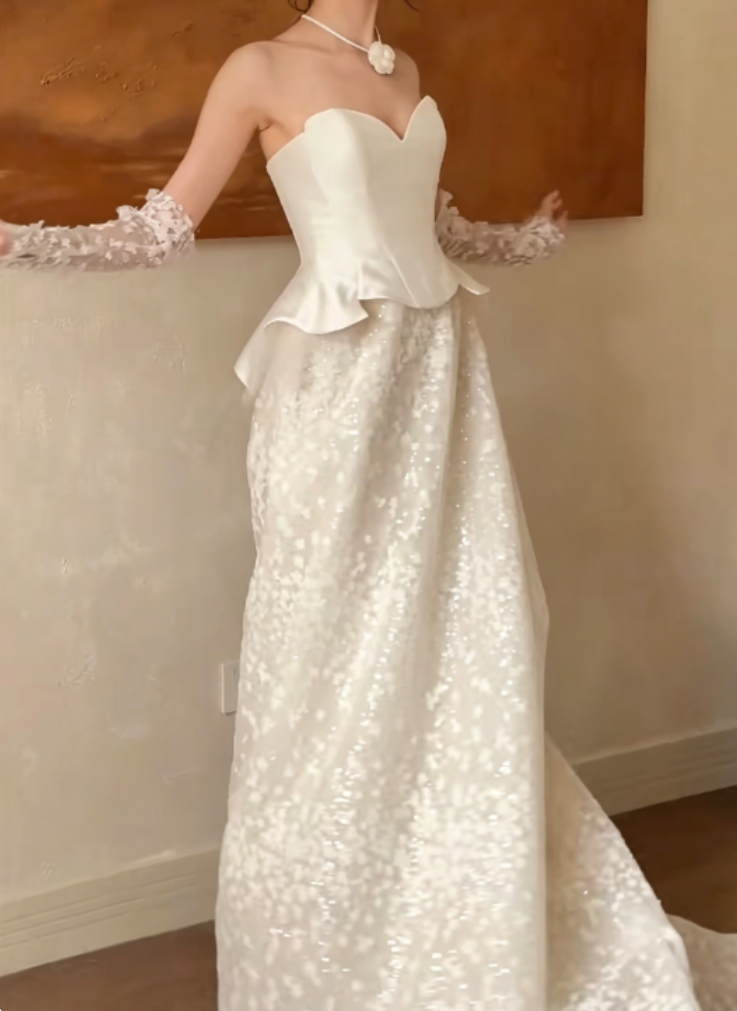 Enchanting Strapless White Satin Wedding Dress Appliques Tulle A-Line Bridal Dress GG6339