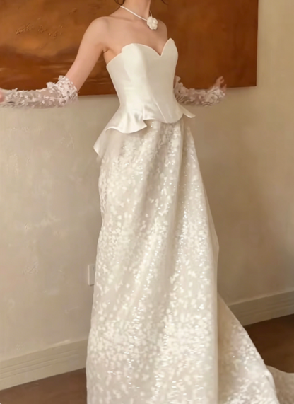 Enchanting Strapless White Satin Wedding Dress Appliques Tulle A-Line Bridal Dress GG6339