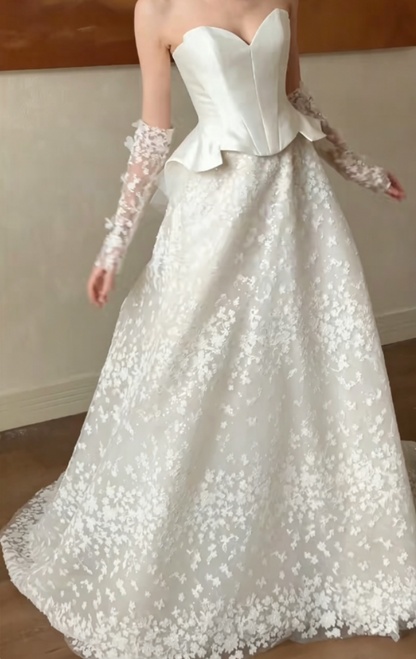 Enchanting Strapless White Satin Wedding Dress Appliques Tulle A-Line Bridal Dress GG6339