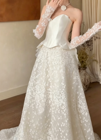Enchanting Strapless White Satin Wedding Dress Appliques Tulle A-Line Bridal Dress GG6339