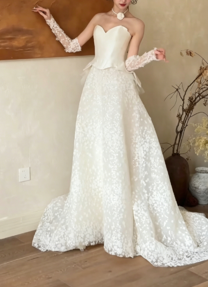 Enchanting Strapless White Satin Wedding Dress Appliques Tulle A-Line Bridal Dress GG6339