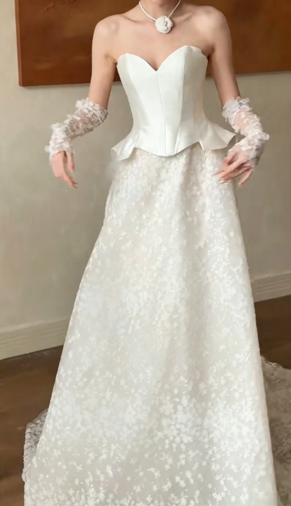 Enchanting Strapless White Satin Wedding Dress Appliques Tulle A-Line Bridal Dress GG6339