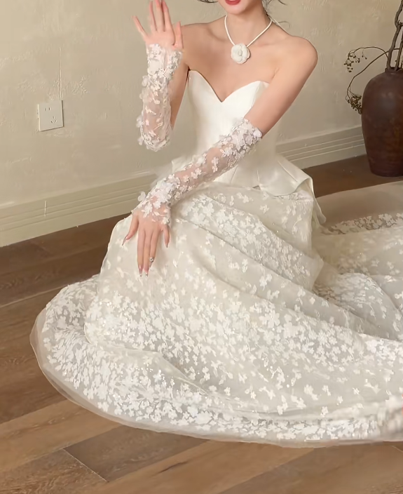 Enchanting Strapless White Satin Wedding Dress Appliques Tulle A-Line Bridal Dress GG6339