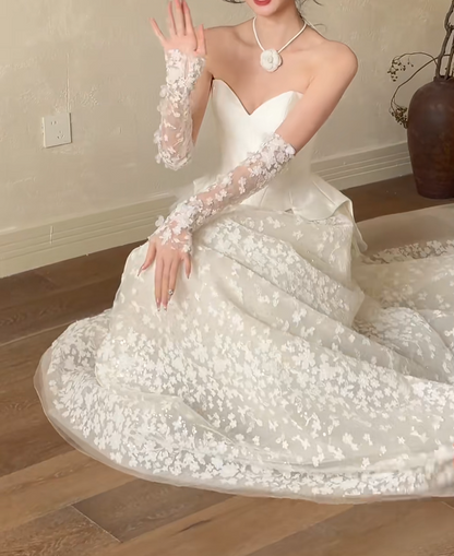 Enchanting Strapless White Satin Wedding Dress Appliques Tulle A-Line Bridal Dress GG6339