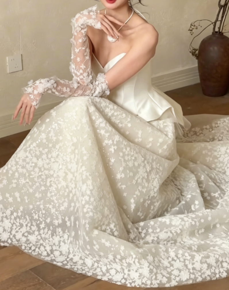 Enchanting Strapless White Satin Wedding Dress Appliques Tulle A-Line Bridal Dress GG6339