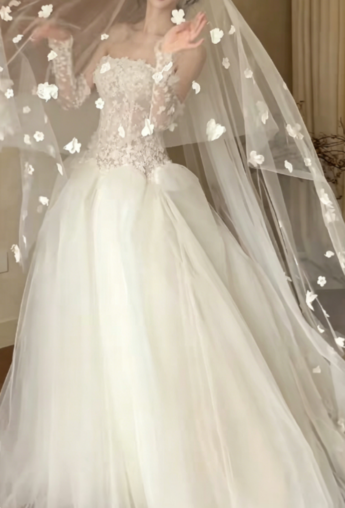 Chic Strapless Appliques Bodice Wedding Dress Tulle A-Line Bridal Dress GG6342