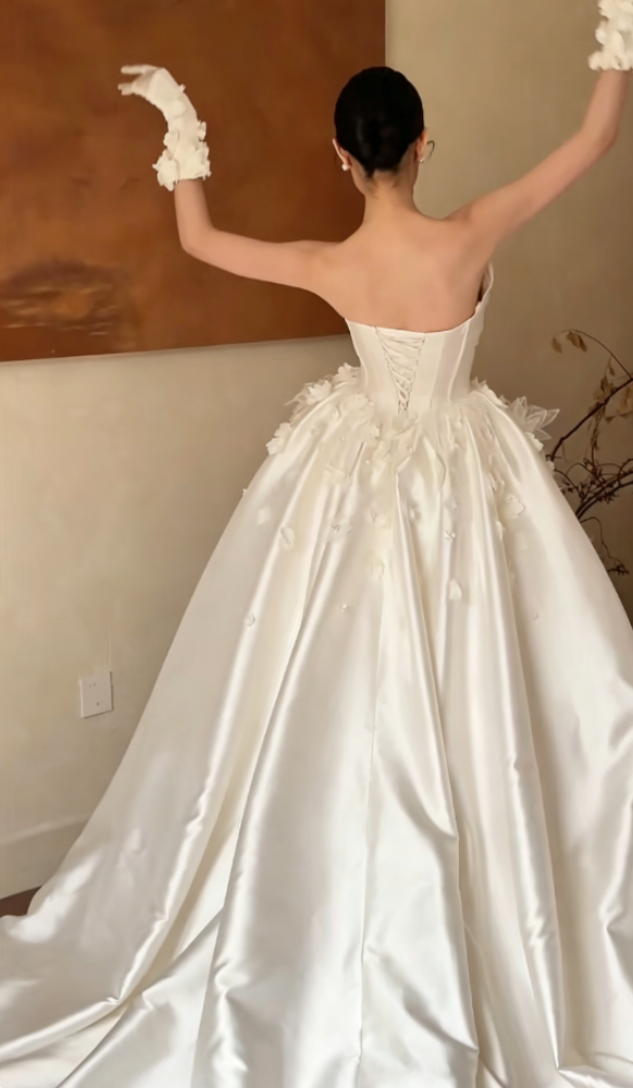Elegant Strapless Satin Wedding Dress Appliques A-Line Bridal Dress GG6343