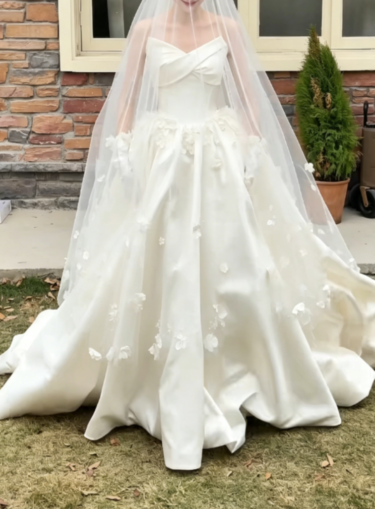 Elegant Strapless Satin Wedding Dress Appliques A-Line Bridal Dress GG6343