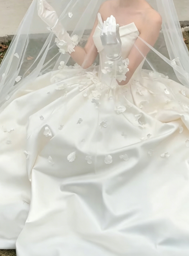 Elegant Strapless Satin Wedding Dress Appliques A-Line Bridal Dress GG6343