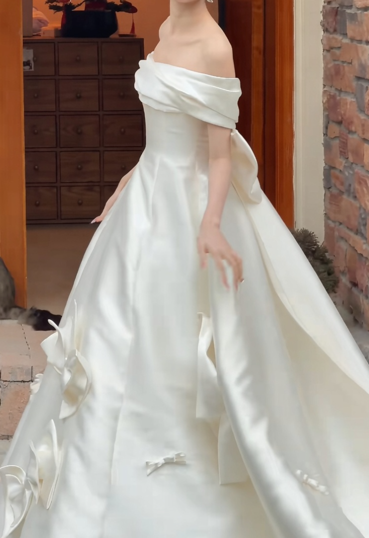 Romantic Off-Shoulder Satin Wedding Dress Bows A-Line Bridal Dress GG6344