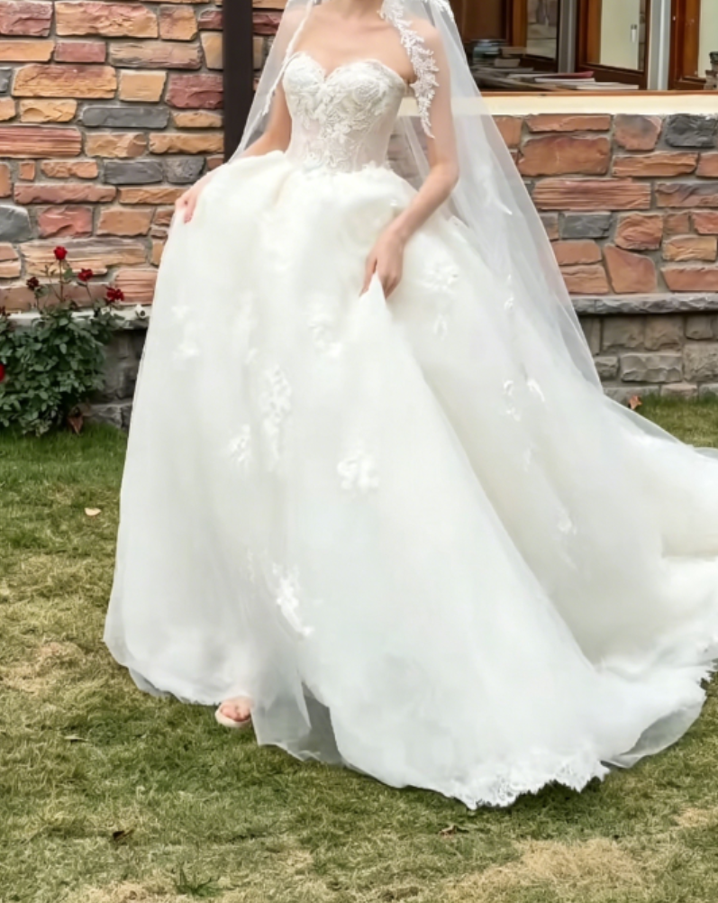 Sleek Strapless Wedding Dress Lace Applique A-Line Bridal Dress GG6346