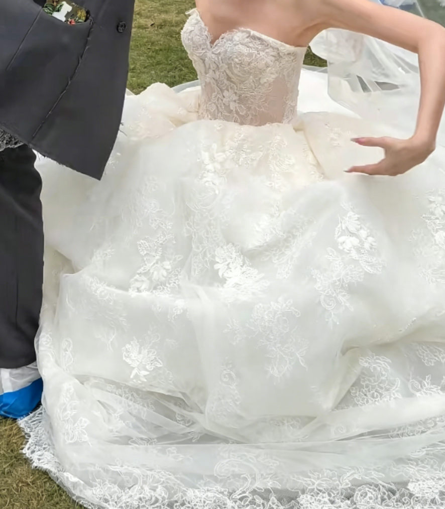 Sleek Strapless Wedding Dress Lace Applique A-Line Bridal Dress GG6346