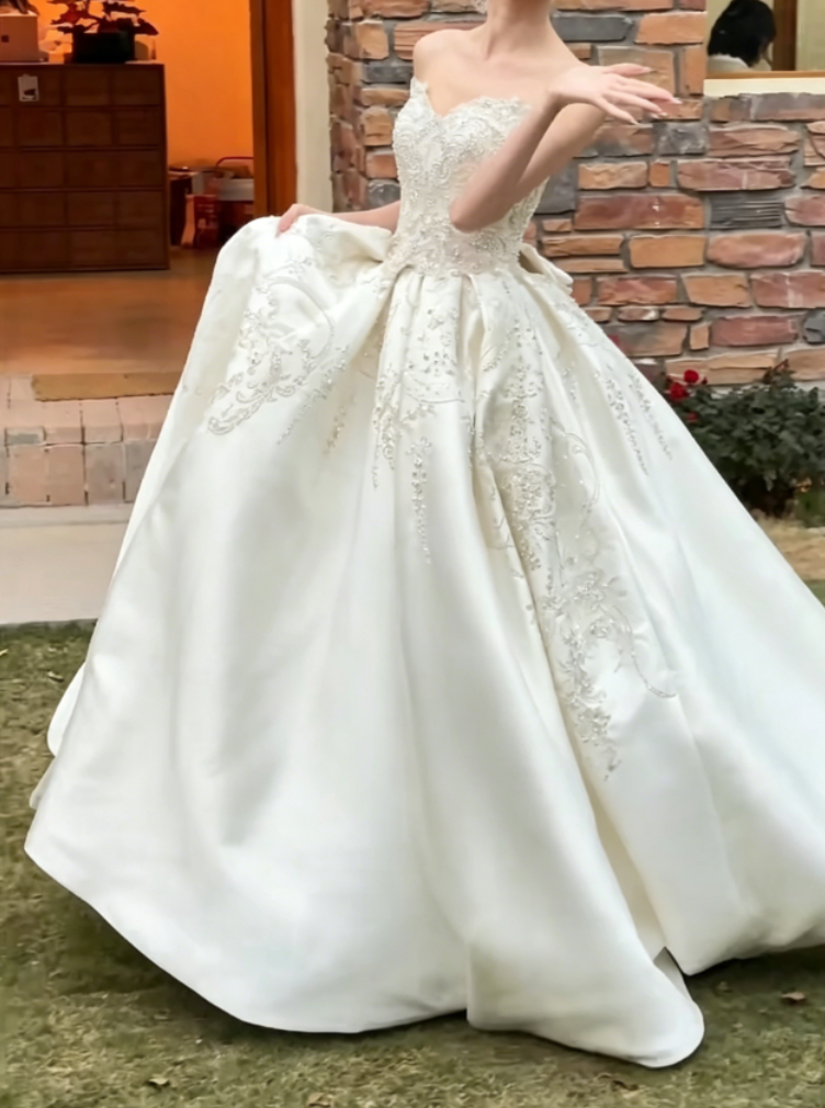 Enchanting Strapless Beaded Wedding Dress Satin Bow A-Line Bridal Dress GG6347