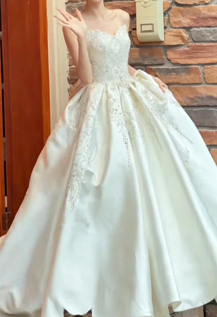 Enchanting Strapless Beaded Wedding Dress Satin Bow A-Line Bridal Dress GG6347
