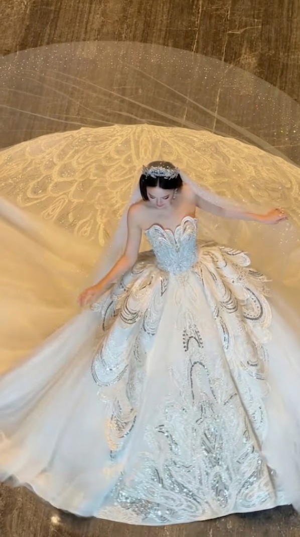 Beautiful Strapless Sequins Wedding Dress Long Tulle A-Line Bridal Dress GG6352