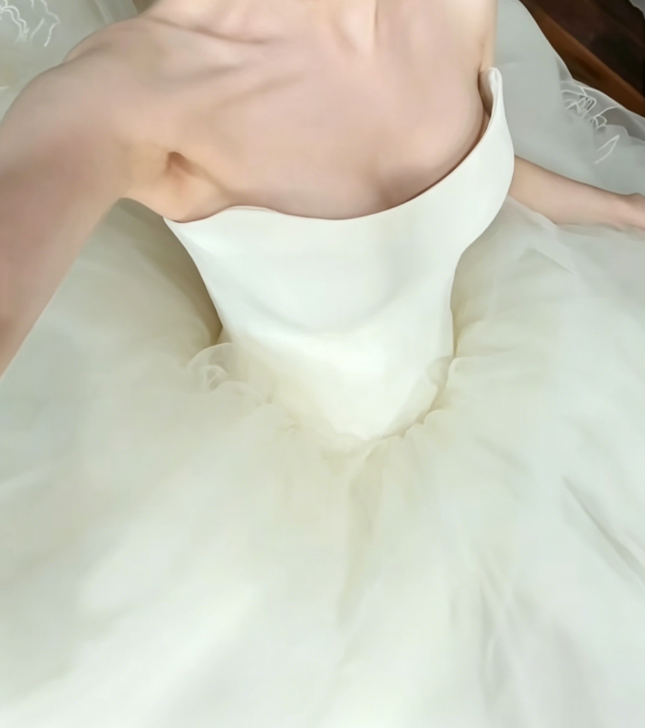 Romantic Strapless Tulle Wedding Dress Appliques A-Line Bridal Dress GG6519