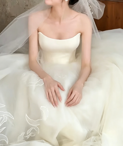 Romantic Strapless Tulle Wedding Dress Appliques A-Line Bridal Dress GG6519