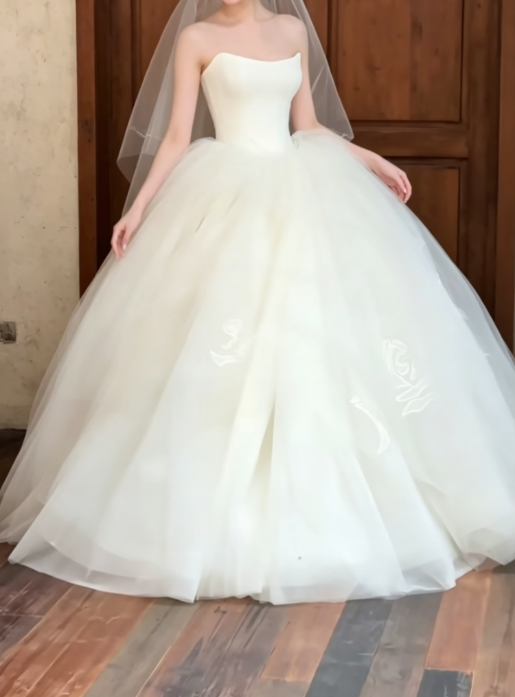 Romantic Strapless Tulle Wedding Dress Appliques A-Line Bridal Dress GG6519