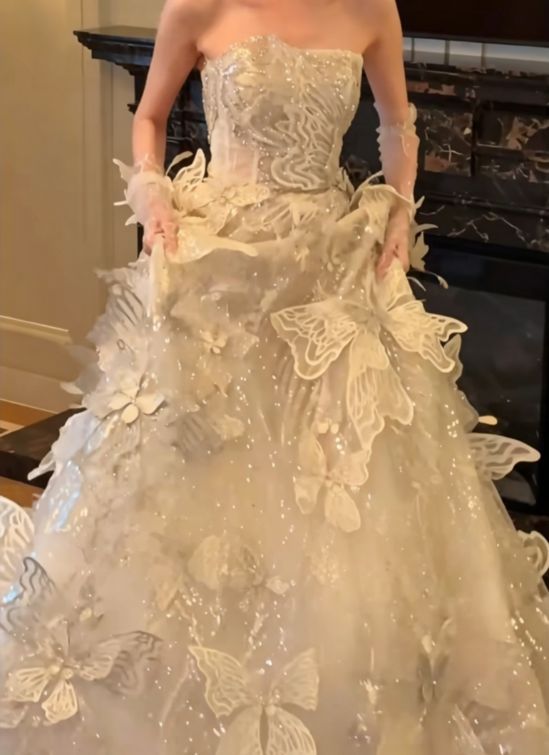Fascinating Strapless Sequins Wedding Dress Appliques A-Line Bridal Dress GG6543