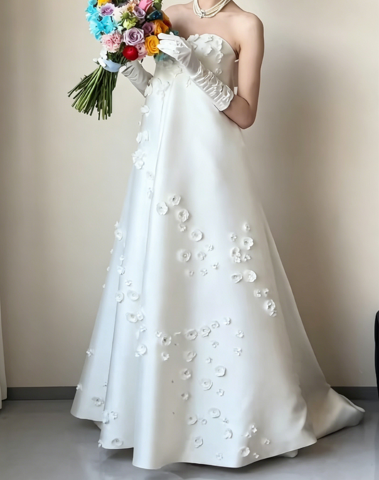 Graceful Strapless Satin Wedding Dress Appliques A-Line Bridal Dress GG6562