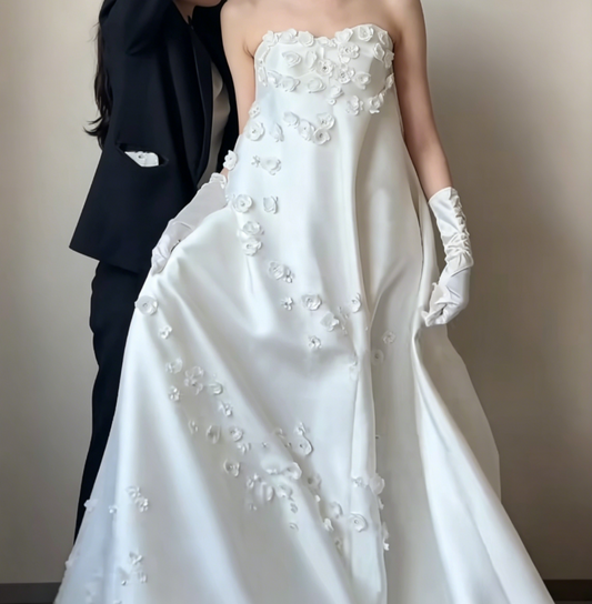 Graceful Strapless Satin Wedding Dress Appliques A-Line Bridal Dress GG6562