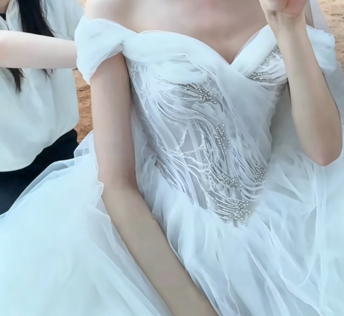 Romantic Off-Shoulder Wedding Dress Tulle Sequins A-Line Bridal Dress GG6647