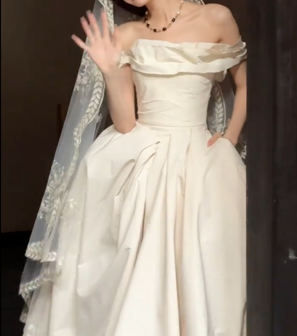 Classy Off-Shoulder Ivory Wedding Dress Ruffles A-Line Bridal Dress GG6672
