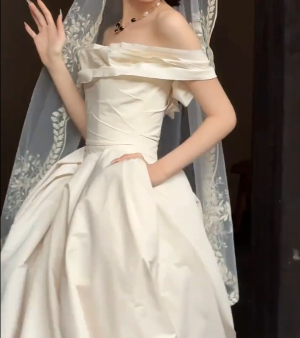 Classy Off-Shoulder Ivory Wedding Dress Ruffles A-Line Bridal Dress GG6672
