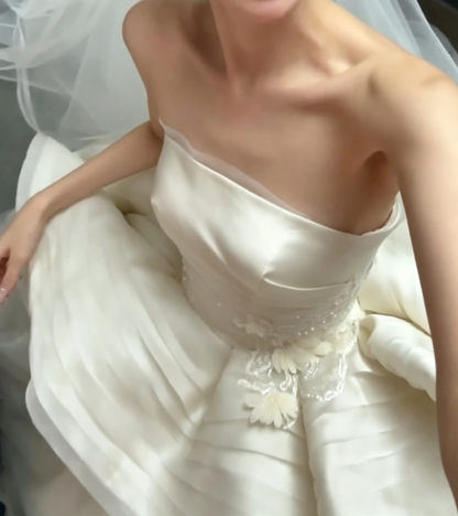 Romantic Strapless Ivory Wedding Dress Ruffled Applique Beads A-Line Bridal Dress GG6688