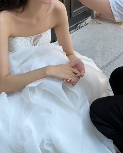 Classical Strapless Lace Wedding Dress Ruffled Tulle A-Line Bridal Dress GG6691