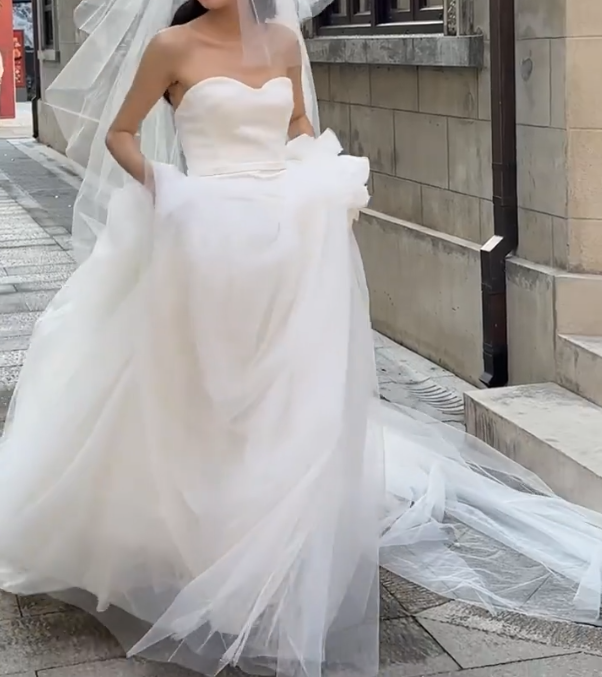 Graceful Strapless Handmade Flower Wedding Dress Tulle A-Line Bridal Dress GG6694