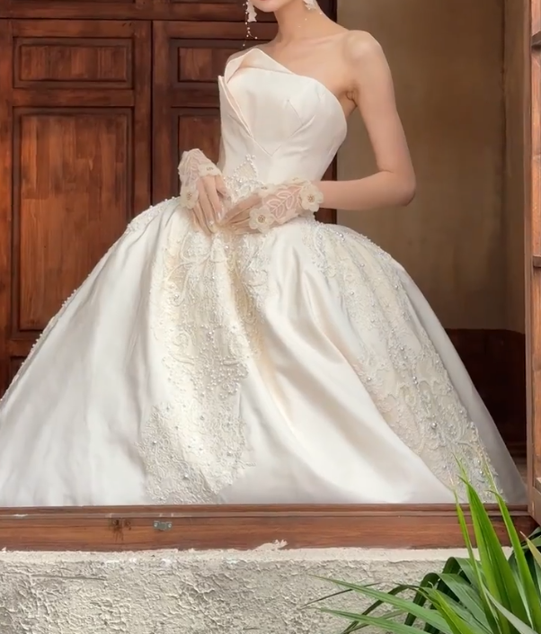 Sleek Strapless Wedding Dress Sequins Appliques A-Line Bridal Dress GG6716