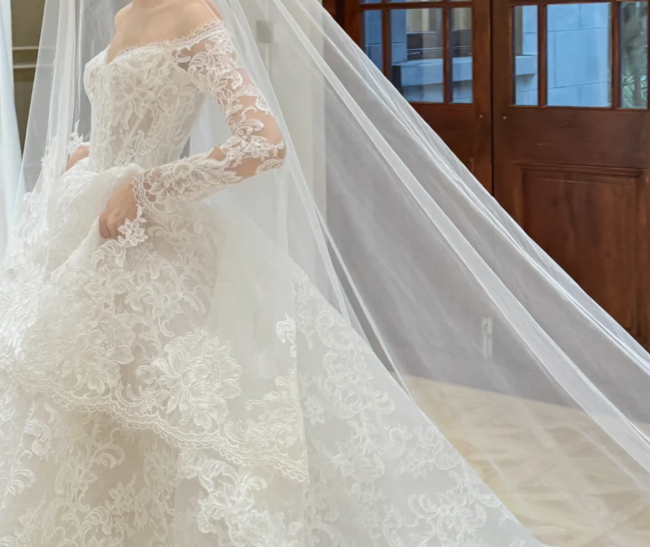 Romantic Off-Shoulder Lace Wedding Dress Long Sleeve A-Line Bridal Dress GG6719