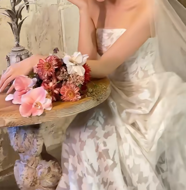 Retro Appliques Tulle Wedding Dress Strapless A-Line Bridal Dress GG6725