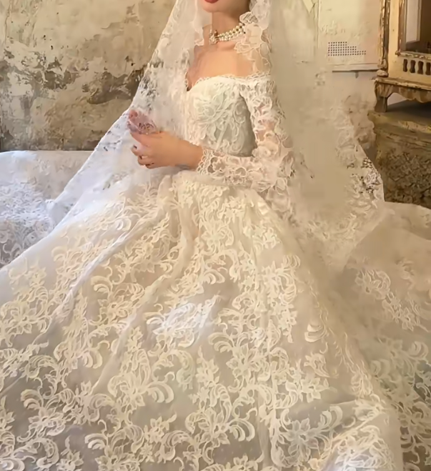 Attractive Off-Shoulder Wedding Dress Appliques Long Sleeve A-Line Bridal Dress GG6728