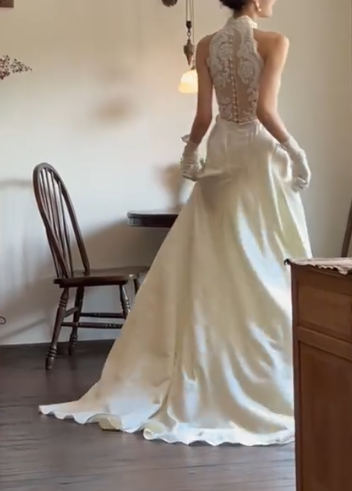 Classical Halter Neck Wedding Dress Appliques Slit Satin A-Line Bridal Dress GG6739