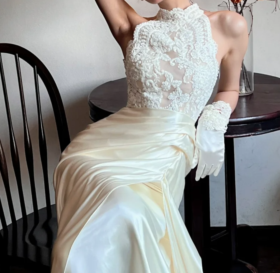 Classical Halter Neck Wedding Dress Appliques Slit Satin A-Line Bridal Dress GG6739