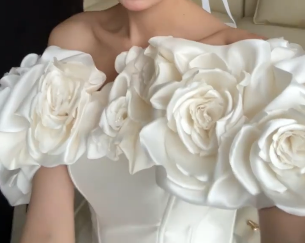 Sleek Off-Shoulder Ivory Wedding Dress Handmade Flowers Mermiad Bridal Dress GG6744