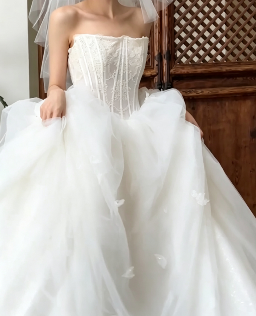 Romantic Strapless Wedding Dress Lace Appliques Tulle A-Line Bridal Dress GG6747