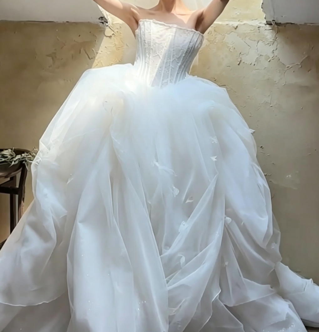 Romantic Strapless Wedding Dress Lace Appliques Tulle A-Line Bridal Dress GG6747