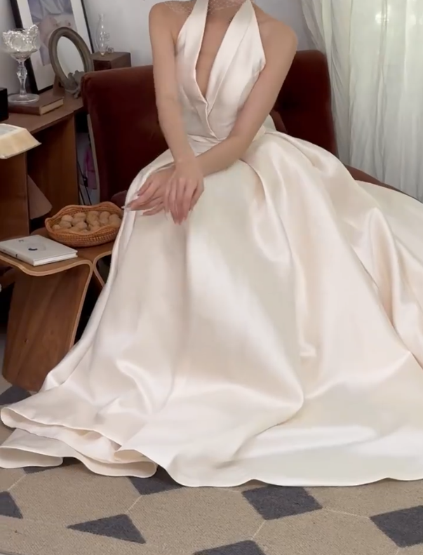 Graceful Halter Neck Wedding Dress Satin A-Line Bridal Dress GG6748