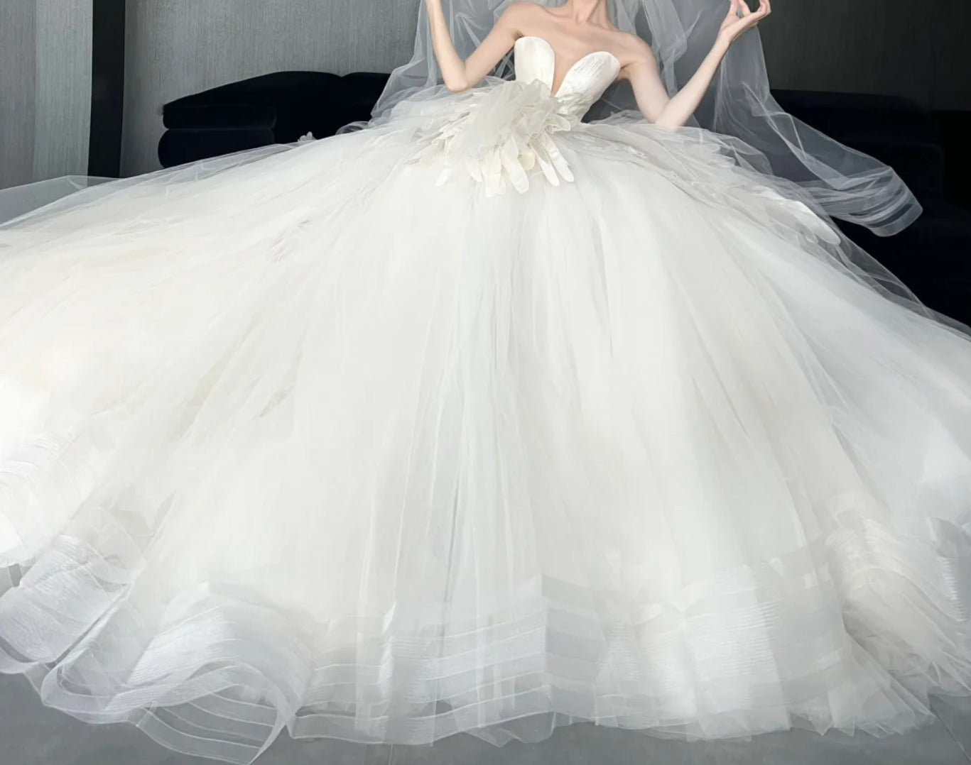 Charming Strapless Wedding Dress Appliques Tulle A-Line Bridal Dress GG6760