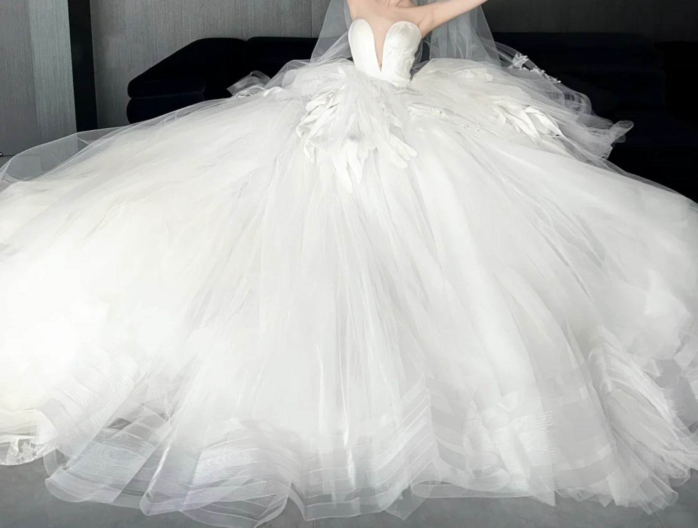 Charming Strapless Wedding Dress Appliques Tulle A-Line Bridal Dress GG6760