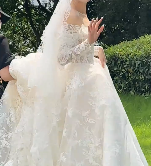Romantic Off-Shoulder Wedding Dress Lace Long Sleeve A-Line Bridal Dress GG6766