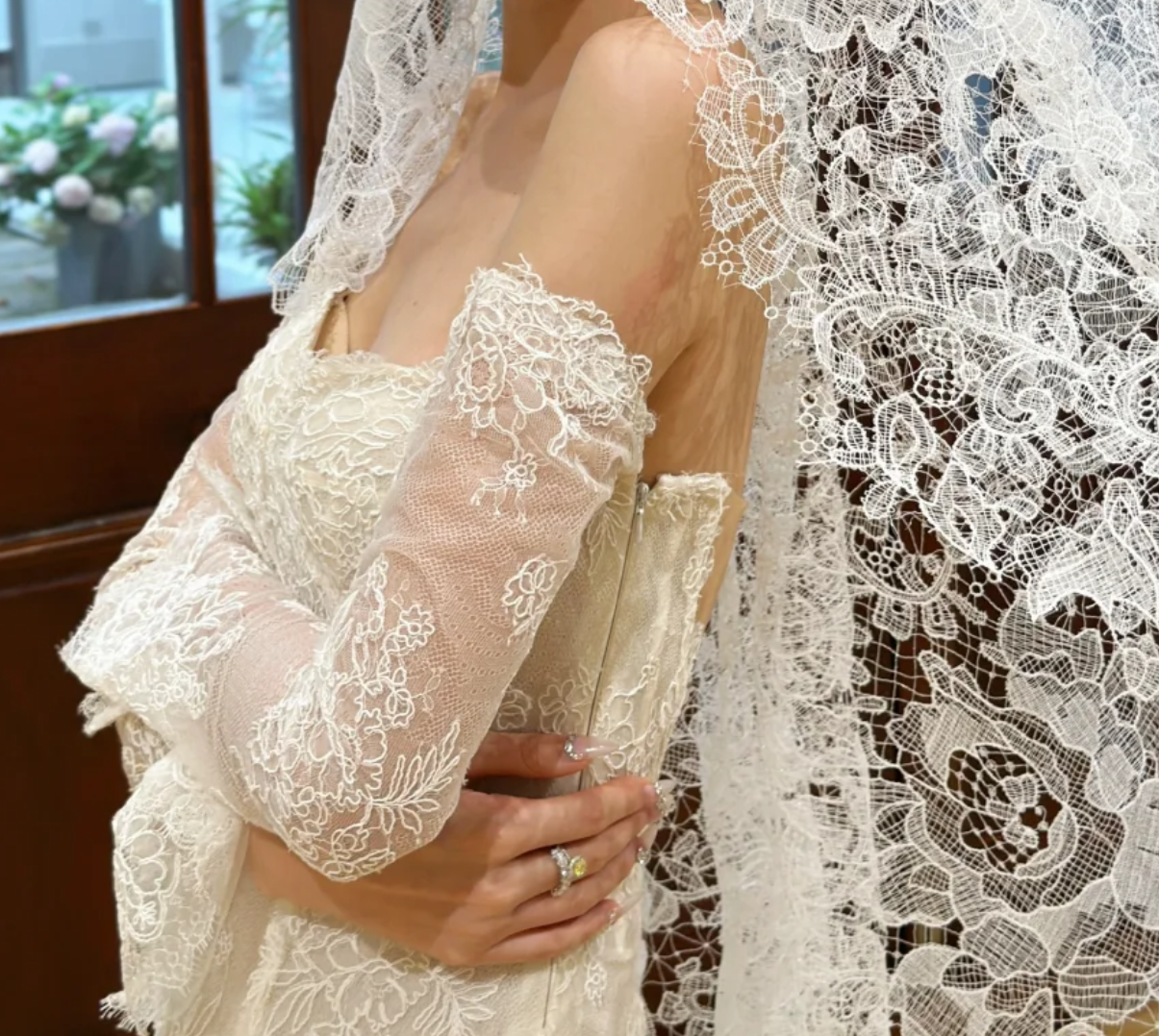 Trendy Off-Shoulder Wedding Dress Lace Long Sleeve Mermaid Bridal Dress GG6768