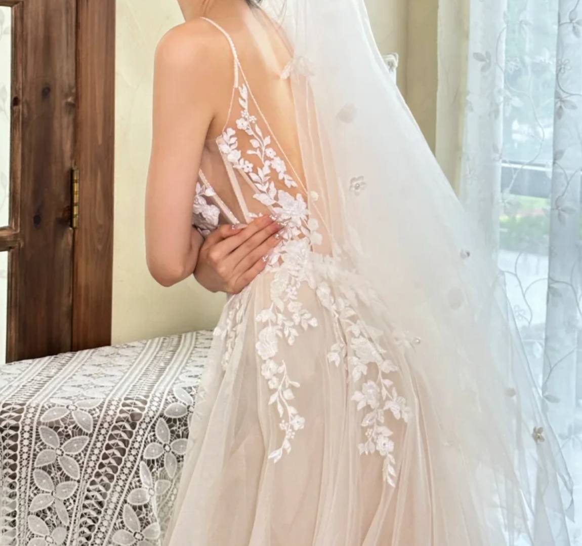 Glam Spaghetti Straps Wedding Dress Appliques Tulle A-Line Bridal Dress GG6769