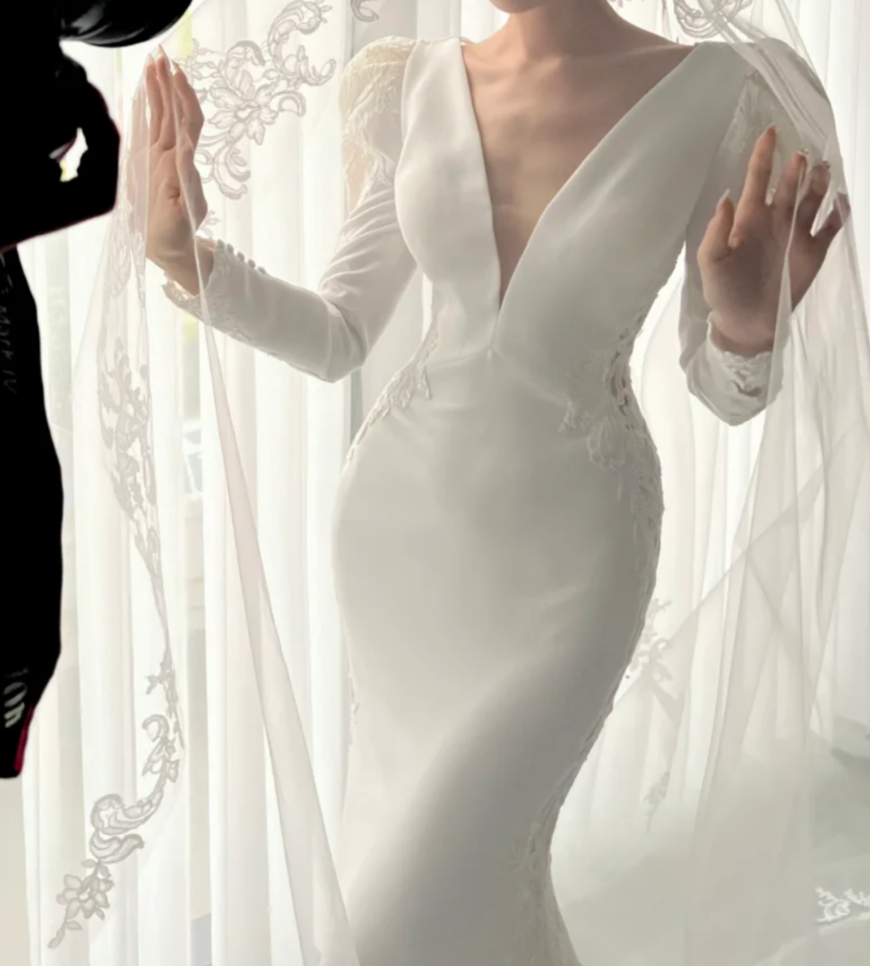 Retro V Neck Appliques Wedding Dress Long Sleeve A-Line Bridal Dress GG6794