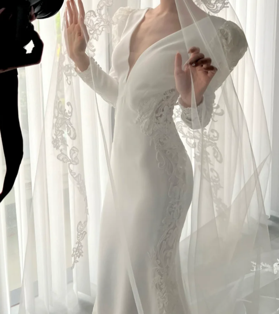 Retro V Neck Appliques Wedding Dress Long Sleeve A-Line Bridal Dress GG6794
